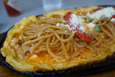 20210701-1 伊勢 喫茶モリのスパゲッティ、モリスパは鉄板の上で玉子に乗っかって