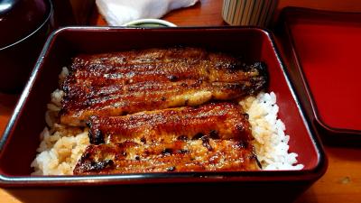 河口湖の街中で、鰻を食べてきました。