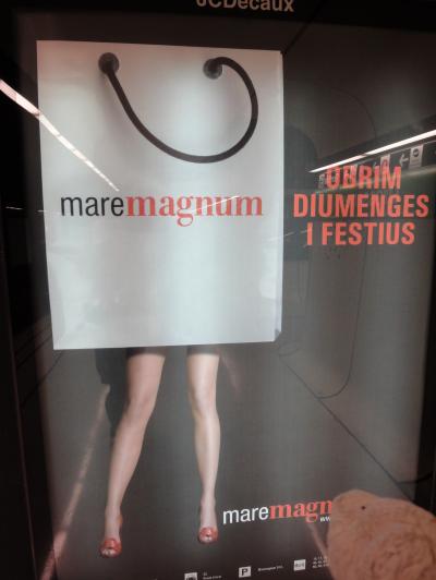 初めてのバルセロナ 19(イタリア・スペイン・ポルトガル・オランダ 12日間の旅 7-19）ちょいシュール！メトロの駅構内で目を魅かれた広告