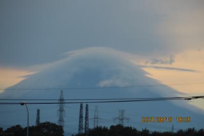 傘雲が掛かった夕焼け富士山を見ました