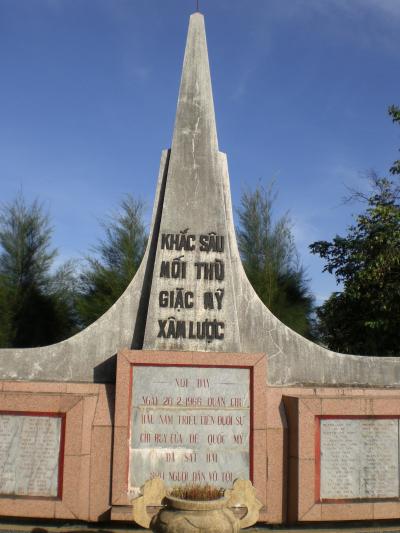 ベトナム中部のクイニョンの北東のゴダイ(ビンアン)の慰霊碑に行ってきました。悲惨です。