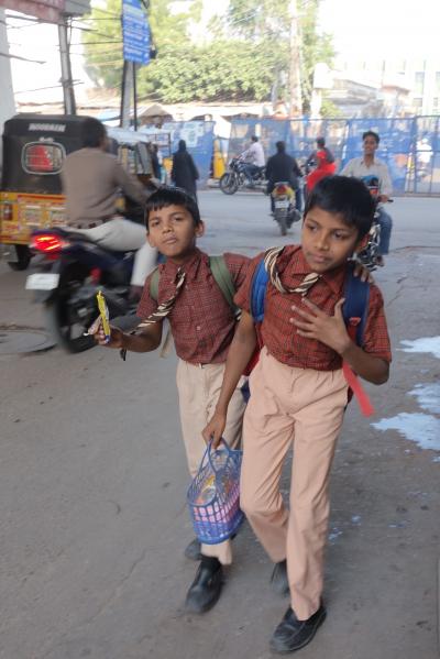 初めてのハイデラバード 16 (出張のついでに17ｰ16) "チャールミナール" に移動中の風景。小学生の制服はインドならではの色合い？