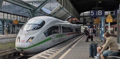 コロナ禍、久々の長距離列車移動でベルリン行。超満員でびっくりしたが、隣り席の母娘は朝から発泡酒