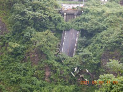 再び越県の旅（５）　2016年4月に発生した熊本地震で南阿蘇村震災遺構となっている数鹿流崩れ跡に建つ慰霊の記念碑でお供え・・・