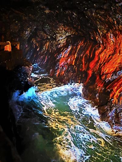 南紀白浜24　三段壁洞窟a　海蝕洞窟‐地下36ｍの光景　☆十像岩・潮吹き岩・波濤音轟いて