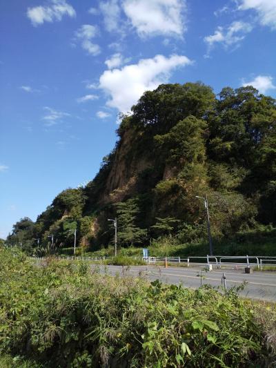 秋の秋川沿いを友人と歩く