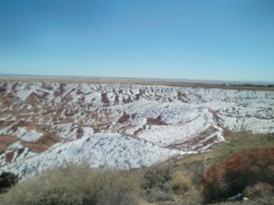 アリゾナ州 化石の森国立公園　－　カラフルなペインテッドデザートには２月の雪