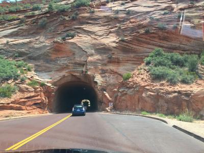 ユタ州 ザイオン国立公園　－　こんな堅そうな岩にも掘削トンネル