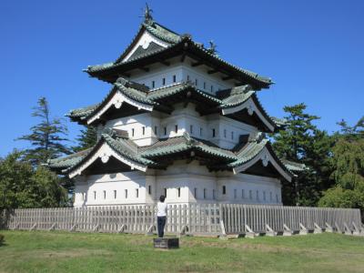 弘前観光（地上に降りた弘前城天守）