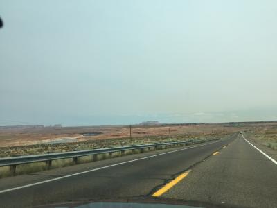 アリゾナ州 ワーウィープ　－　パウエル湖のワーウィープ湾の入り口のある国道89号線はグレンキャニオン橋に続く