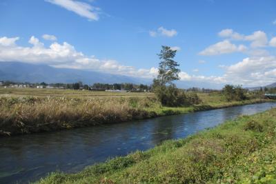 諏訪大社と安曇野の川がある風景