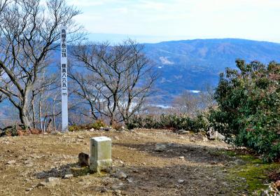 初冬の烏帽子岳（８６５ｍ）