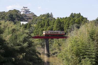 大多喜城、赤い鉄橋ディーゼルカー