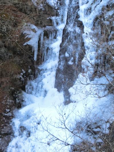 ココも東京都です。三頭山ハイキング～秘湯である蛇の湯温泉たから荘　その１三頭山の頂上近くは凍ってました。