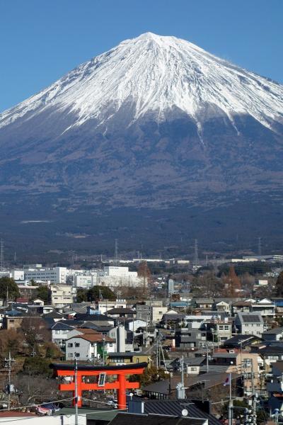 小竹丸祓講の富士塚の山頂で参拝した後に富士宮を訪ね、 富士山本宮浅間大社を参拝する。