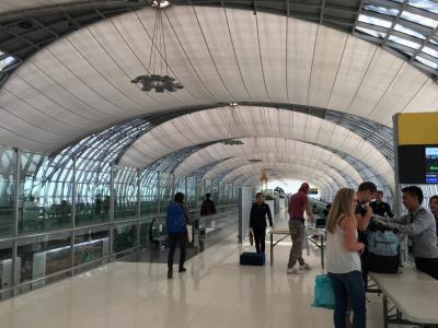 ひとり旅5回目:タイ Day3 前国王を偲んで帰国する