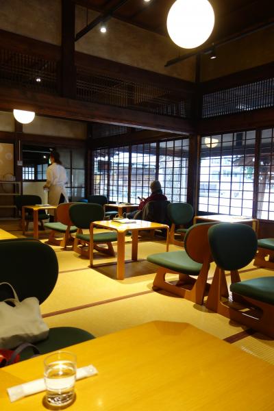 20220114-3 京都 佛光寺境内のカフェ、D&amp;DEPARTMENT KYOTO d食堂でお茶をいただく