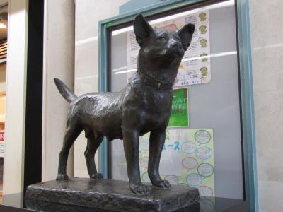 JR新潟駅の忠犬タマ公の像