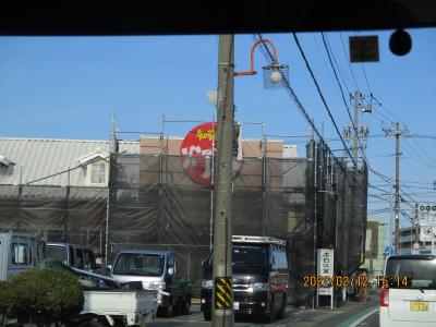 往復の海岸２月豊浜　灯台ラーメンが外壁工事