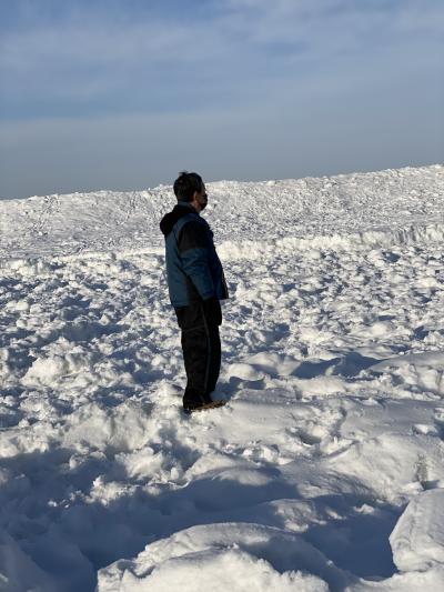 流氷が見たい、3日目は観光地巡り後、JR釧網本線で車窓から流氷を眺め、北浜下車接岸している流氷を見に行く