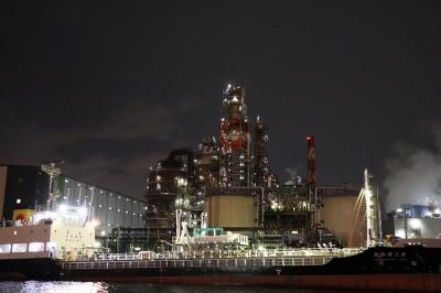 海上から眺める京浜工場地帯の夜景は素晴らしい。