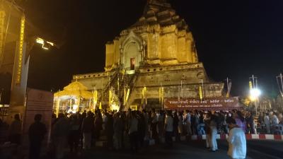春うららの北タイ(7) ライトアップされた寺院群とコムローイ飛び交う賑やかな大晦日のチェンマイ