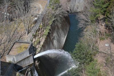 磨崖仏と滝畑ダム