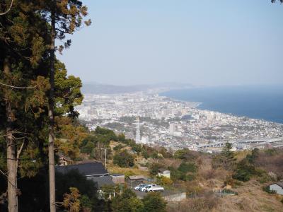 ひきこもり生活からの脱却に向け、休みはなるべく外出しようという事で、まずは石垣山一夜城を見に小田原へ