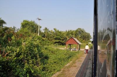 2015年タイ旅行記　第4回　メークロン線のローカル列車でバーンレムへ