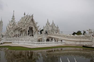 春うららの北タイ（８）　タイ最北部の県チェンライの白亜の寺院　ワット・ロン・クン