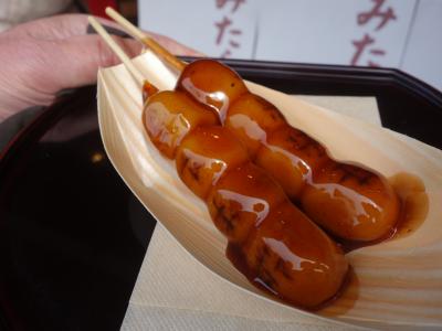 みたらし団子が二本で300円。観光相場でしょうか。』嵐山・嵯峨野