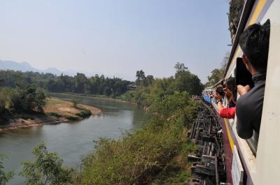 2015年タイ旅行記　第7回　旧泰緬鉄道ナムトク線に乗車。クウェー川鉄橋とアルヒル桟道橋を通りナムトクへ