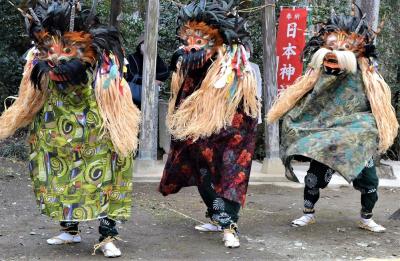 日本神社の獅子舞と桜