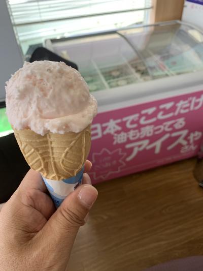 油も売っているアイスクリーム屋へ