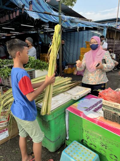 スラマッハリラヤ。そして、Malaysia Boleh！(プーリン朝市)