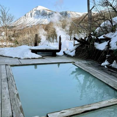 残雪と湯煙あがる秘湯はしご旅