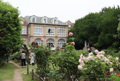 江戸川橋散策・・バラ満開の鳩山会館と関口フランスパン、東京カテドラルをめぐります。