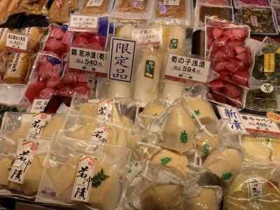 京都への旅（その10）3月下旬の "錦市場" にはタケノコの漬物多数。鴨肉・鴨鍋スープを扱うお肉屋さんも発見！