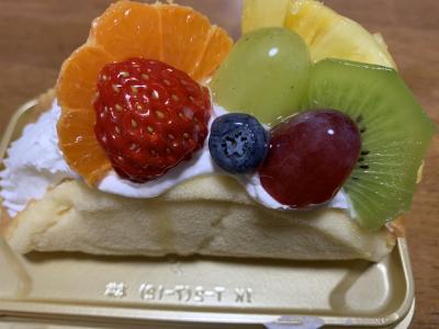 東北絆まつりin秋田の日に、ブルーインパルスを遠くから見て、クレアシオンでケーキを買って食べる。