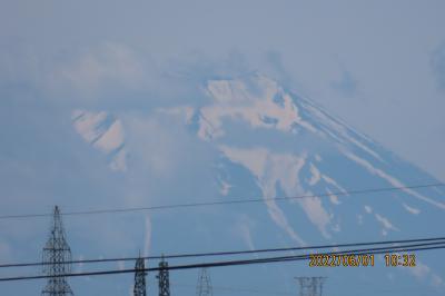 雲が掛かった残雪の富士山