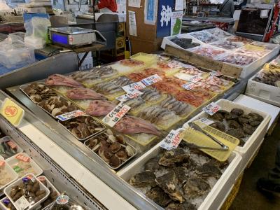 鶴岡の庄内観光物産館に行き、お土産を買い、ジュールファーストでランチを食べ、三川の道の駅に行く。