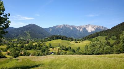 ウイーン近郊のハイキング　A.10 鉄道駅から草原を登り、稜線を伝って山小屋へ（＊＊＊＊＊）。