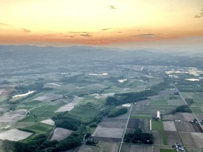 羽田から旭川へ。進行方向左の座席から陸奥湾・津軽海峡を眺め、夕張・富良野上空を通過して、夕焼けのパッチワークに着陸！