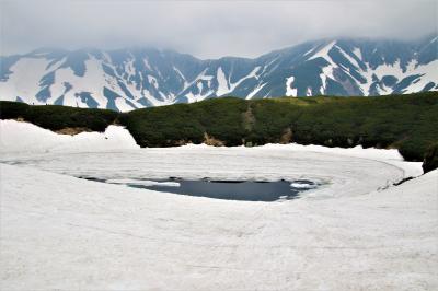 立山黒部アルペンルート、シャーベット状の恐怖の雪道を歩いてみくりが池を観る