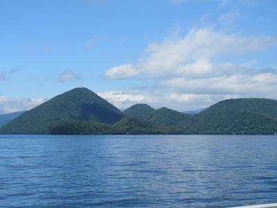 北海道に魅せられて！今年の洞爺湖は、雄大かつ美しく、ヘリで眺めた有珠山はダイナミックな忘れられない景色でした。