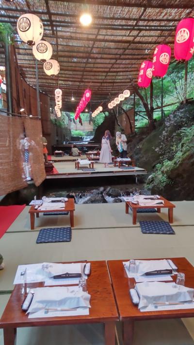 京都、貴船の右源太で川床料理を食す。