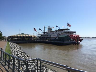 ルイジアナ州 ニューオーリンズ　－　蒸気船ナッチェス号はフレンチ クオーターの中心部に