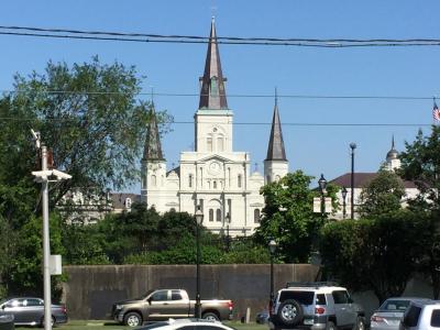 ルイジアナ州 ニューオーリンズ　－　セントルイス大聖堂をミシシッピ川沿いを歩きながら眺めて・・