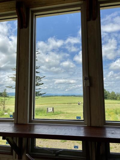 7月初めの "美瑛" でランチ。"北西の丘" 駐車場利用可、窓から農場が見える "きっちん・ひとさじ" は、いい感じのカフェでした！