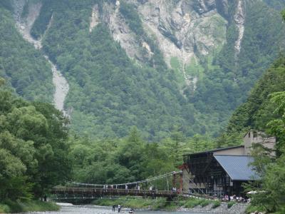 上高地。河童橋は人気です。けっこう人出が多かった。